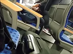 Duży, czarny broń dla seksownych dziewczyn