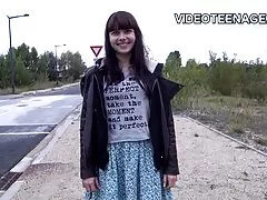 Słodziutka brunetka na kutasie