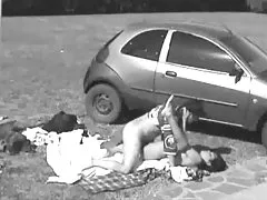 Laska w ażurowych pończochach lubi lizać jaja ustami