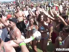 Trzy lesbijki siebie na łóżku