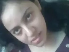 Okrągła popa w czarnych stringach podnieca