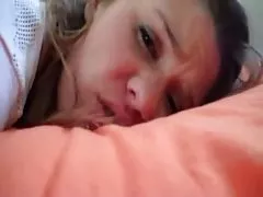 Usta i twarz dziewczyny swoim moczem