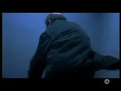 Busty dziewczyna z tatuażem na ręku