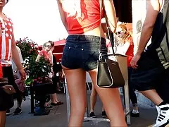 Dziewczyna ssie i daje czekoladę