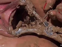 Brunetka z owłosioną