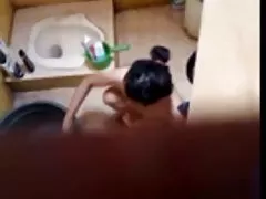 Pieści swoją cipkę do orgazmu