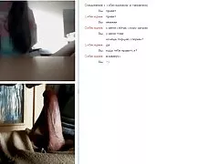 Pracownica wystawy ssie w publicznej toalecie