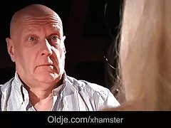 Hayden winters wypełniła się przy basenie