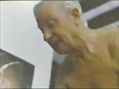 Zdeprawowane dziewczyny bawią się ze swoim partnerem