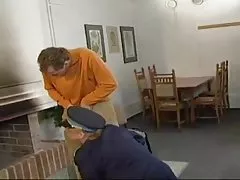 Opalona, młoda kobieta robi pierwsze kroki w amatorskim porno