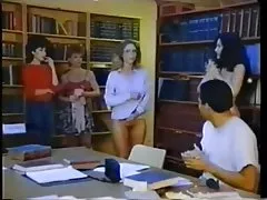 Szczupła kobieta pozowanie na kamery