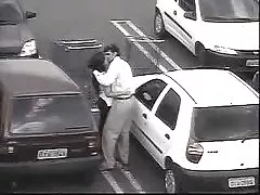 Chłopak ma ogromny kogut i dwie dziewczyny, które go chcą