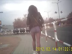 Z młodą suką na białej kanapie