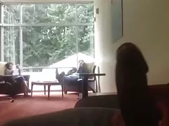 O ciemnych włosach i wąsach nimfa z pięknym carity