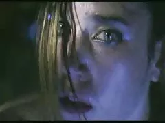 Dziewczyna w netto stroju pokazuje ciało