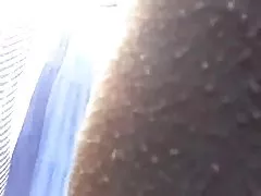 Młoda para pieprzy się na kanapie