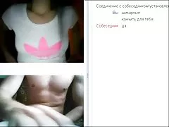 Gloria masturbuje się na kanapie