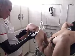 Tania laska nago walenie konia na kanapie