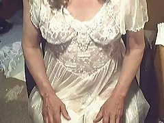 Trudna dziewczyna drażni swoją nagością