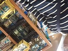 Dziewczyna brea bennett pozuje w łazience