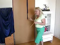 Pielęgniarka z owłosione cipki skacze na penisie swojego pacjenta