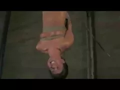 Brudna dziewczyna bezwstydnie działa szyjką