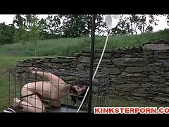 Sex w kolorze bordowym kanapie także z laską