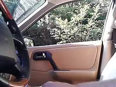 Pieści się na czerwonej kanapie