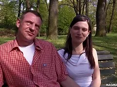 Matka masturbuje się na podłodze