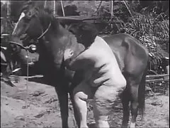 Delikatnie pieści swoją cipkę