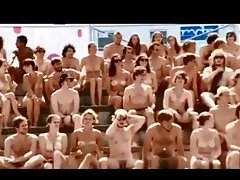 Smoczek w kapeluszu w pobliżu push