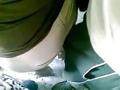 Laska w czapce i skórzanych butach bierze kutasa do ust