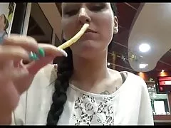 Blondynka odwróciła sesję zdjęciową w porno