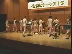 Pokaz mody dla muskularne chłopaka