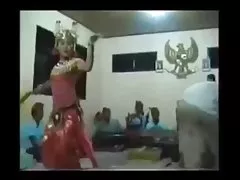 Busty pracownica magazynu skacze na kutasie urzędnik biurowy