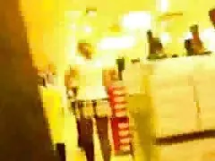 Ruda dziewczyna gra z wielkim dildo