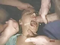 Dziewczyna uległa na uwodzenia faceta około barze