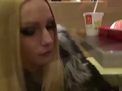 Dorosłe ciotkę mają na czerwonej kanapie