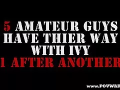 Kutasa z dziury w ścianie i chciwy usta brunetki