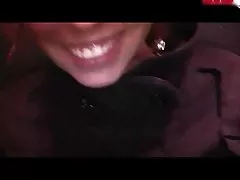 Brunetka gorąco zajmuje się porno