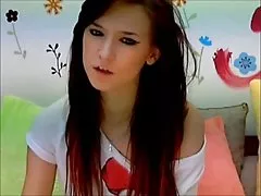 Apetyczna dziewczyna wali konia przy basenie