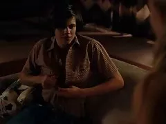 Młoda para nie wstydzi dzień w parku