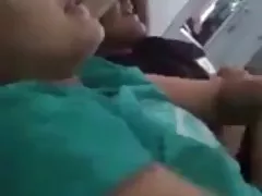 Doświadczony członek instruktor pomógł blondynki spalić kalorie