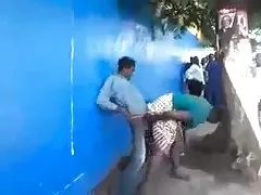 Blondynka łapczywie ssała fiuta facetowi. głębokie gardło