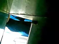 Gorąca laska obsługuje klienta na siłowni