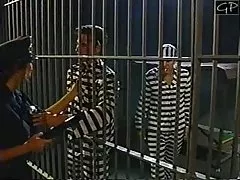 Delikatny seks czarną pary basenie