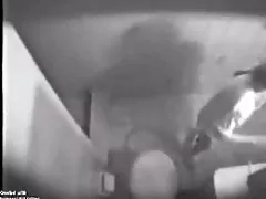 Dziewczyna na dwie lufy w pobliżu basenu