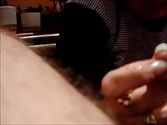 Młoda suka i doświadczony masażysta