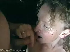 Dziewczynki wygłupia długość zabawki