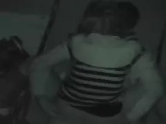 Seksowna blondynka obciąga w kabinie toalety